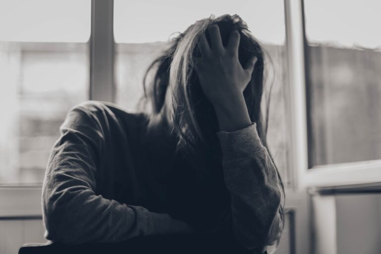 أحداث الحياة السلبية تربط الأفكار الانتحارية وإيذاء النفس بين الممرضات المصابات بالاكتئاب