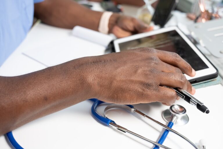 أخطاء تسجيل نتائج اختبار الملاريا السريع: دراسة متعددة الجنسيات تحدد العوامل المؤثرة