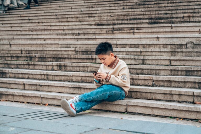 إطار عمل DECODE: مكتبات للحد من آثار التشبع الرقمي على الصحة النفسية للمراهقين