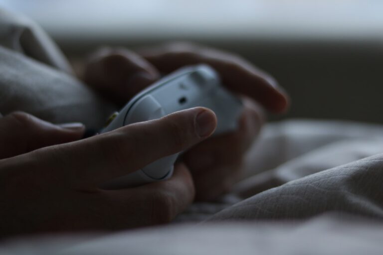تباين جنسي في العلاقة بين أعراض الاكتئاب وإدمان الإنترنت لدى المراهقين الصينيين