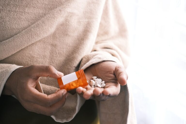 تدريب المهارات الحياتية يعزز الثقة بالنفس لدى مدمني المخدرات: دراسة مصرية