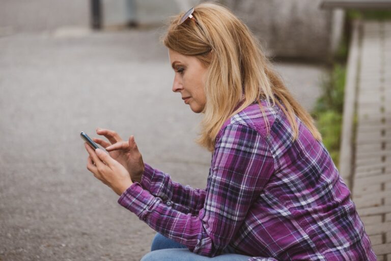 تطبيقات المواعدة و أعراض الاكتئاب لدى المراهقين: دراسة أمريكية.