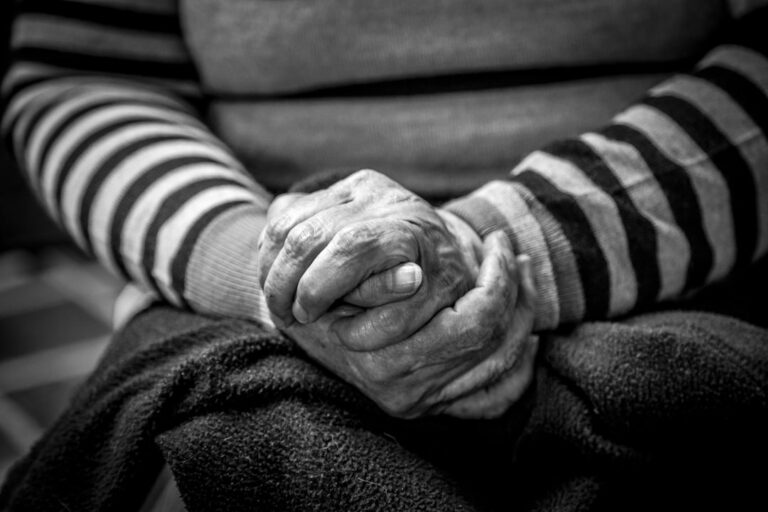 توصيات سياسات لدعم شركاء رعاية مرضى الخرف: التركيز على الفئات المهمشة