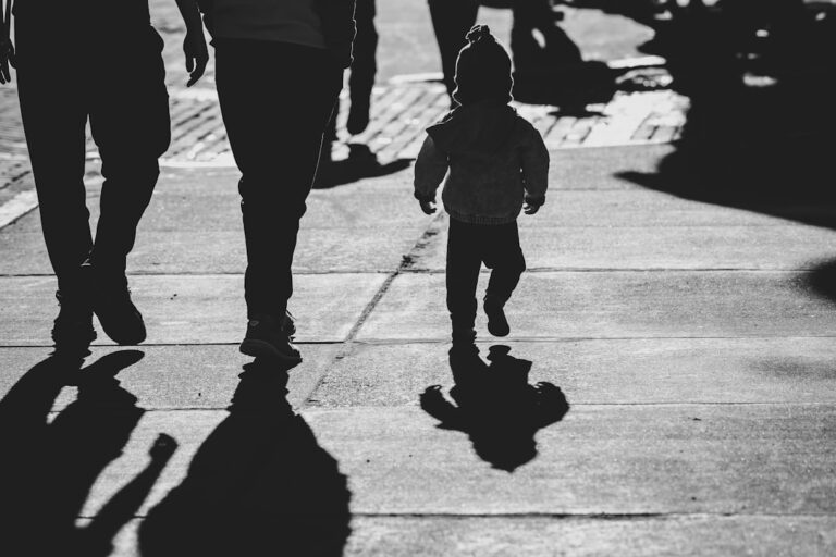 دخل الأهل والصحة النفسية: دراسة سكانية واسعة النطاق تكشف تأثيرات عمرية