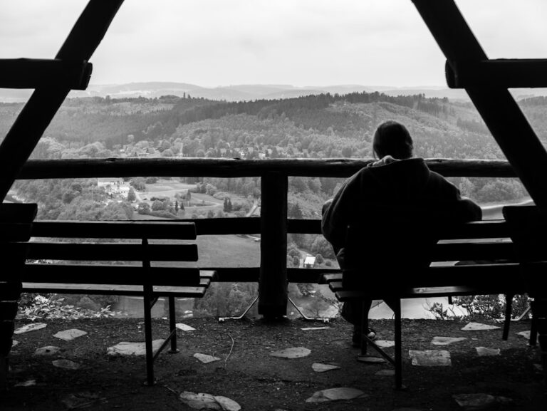 سلوكيات مُشكلة بدون ضيق: دراسة تكشف عن أنماط جديدة في الصحة النفسية والإدمان