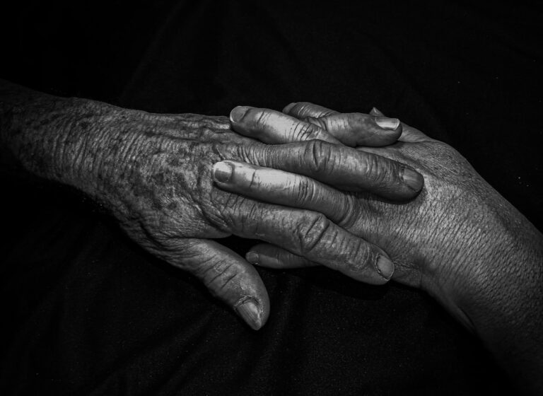 هشاشة العظام والتغذية والضعف: دراسة تكشف عوامل الخطر لدى مرضى السرطان المسنين