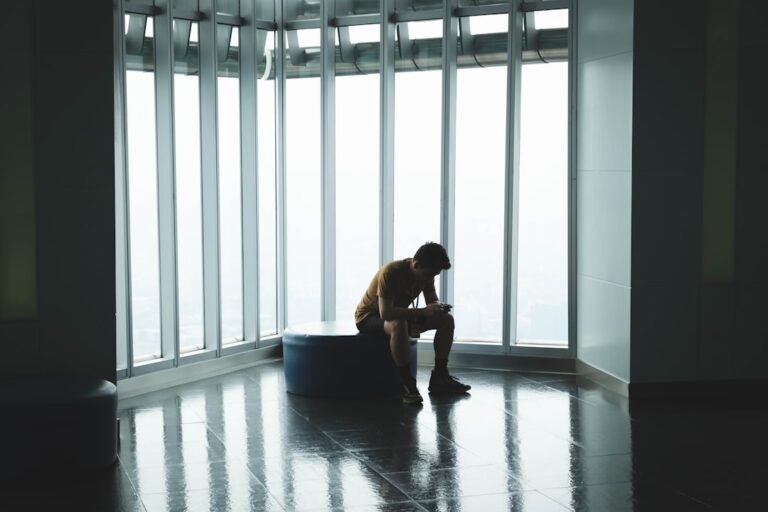 رعاية مُحسّنة للاكتئاب: تحسين الصحة النفسية على المدى الطويل ونتائج إيجابية.
