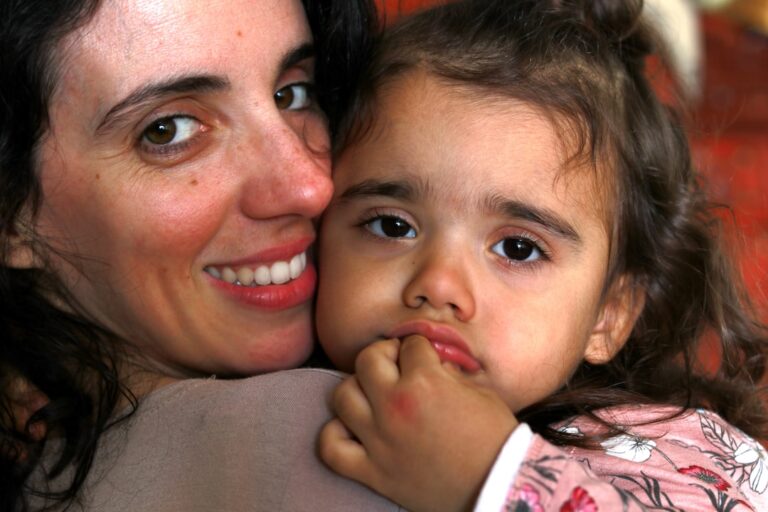 تَوَقُّفَاتٌ إِيقاعِيَّةٌ فِي الْفُرْعَةِ الزَّمَنِيَّةِ: دِرَاسَةٌ لِأَمٍّ وَابْنَتِها مُصَابَتَيْنِ بِالنُّوبَاتِ الزَّائِفَةِ النَّفْسِيَّةِ