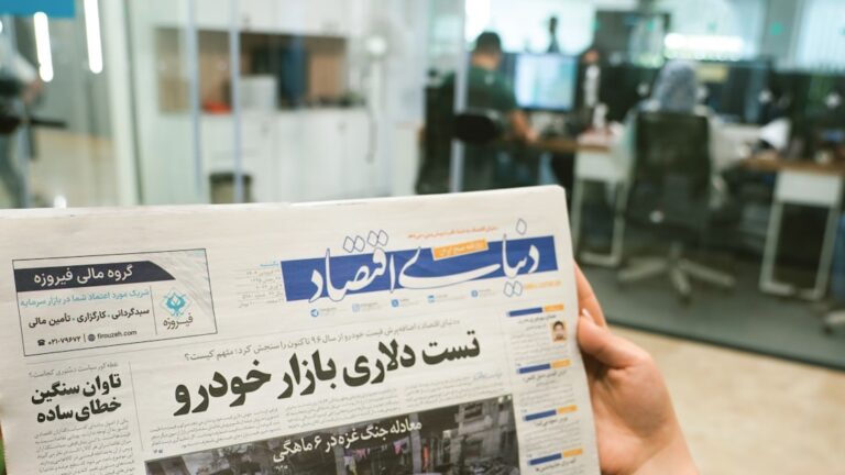 إدمان الهواتف الذكية والقلق الوسواسي: دراسة في صفوف الموظفين الإيرانيين.