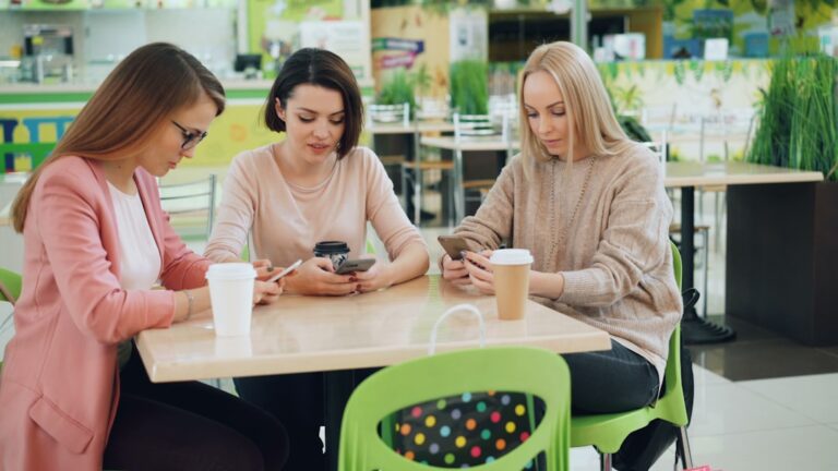 تطبيق ومعدّات ذكية لتعزيز صحة المراهقين خارج المدرسة: دراسة سريرية عشوائية