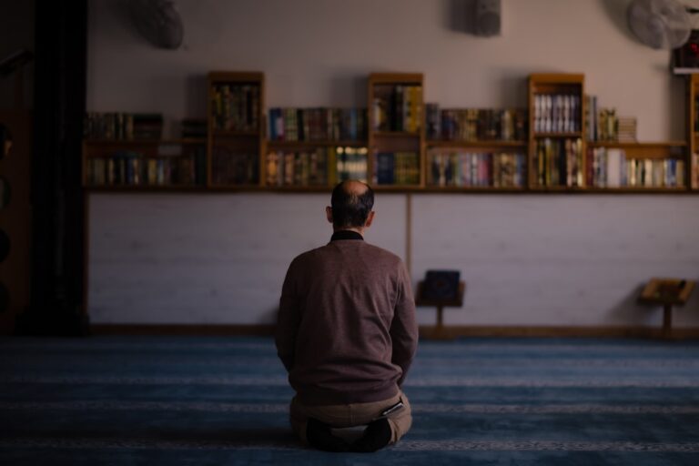 دينانيّة وشخصانية: كيف تعزز الروحانية الصمود النفسي بعد الكوارث؟