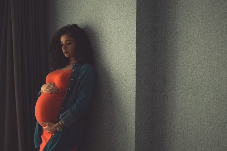 القلق المرتبط بالحمل وسوء النوم: عوامل مؤثرة على الاكتئاب في فترة الحمل