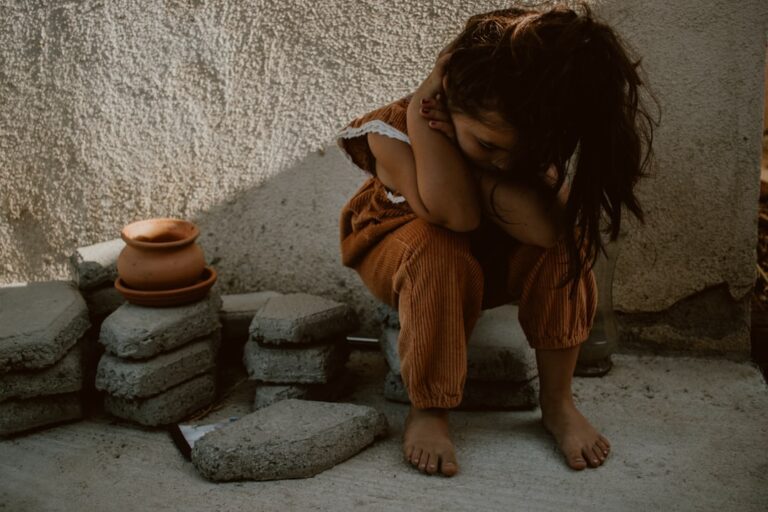 تأثير الإهمال الغذائي والصدمات النفسية على اندماج الشباب المهمش: دراسة رائدة