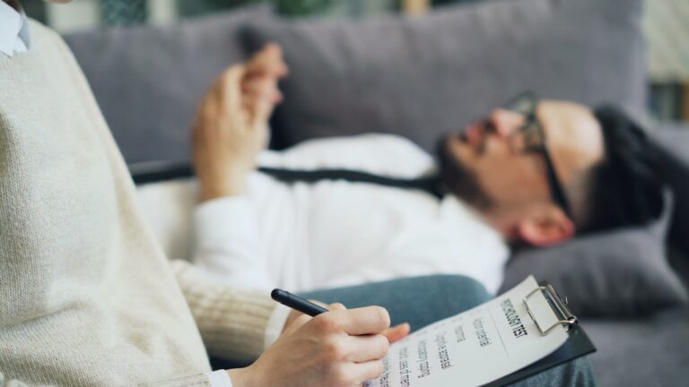 تجارب الانتكاس: دراسة تحليلية حول تعافي مدمني المخدرات