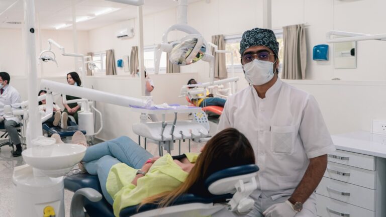 واقع افتراضي وحقائق معززة: حماس طلاب طب الأسنان الأتراك للجيل القادم من التعليم